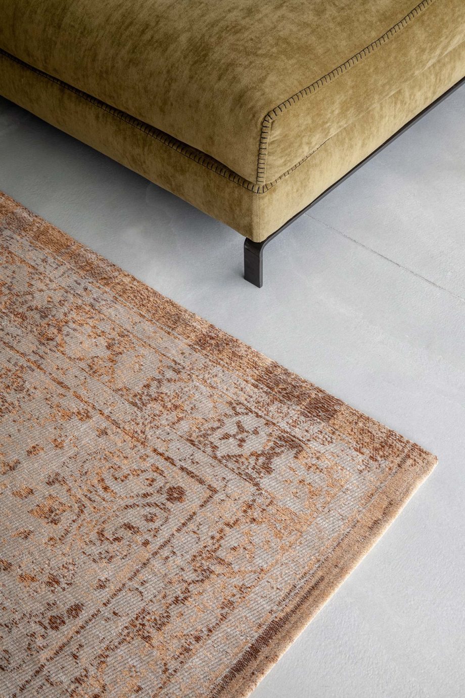 Louis De Poortere carpet LX 9067 Fading World Medallion Salmon interior 3