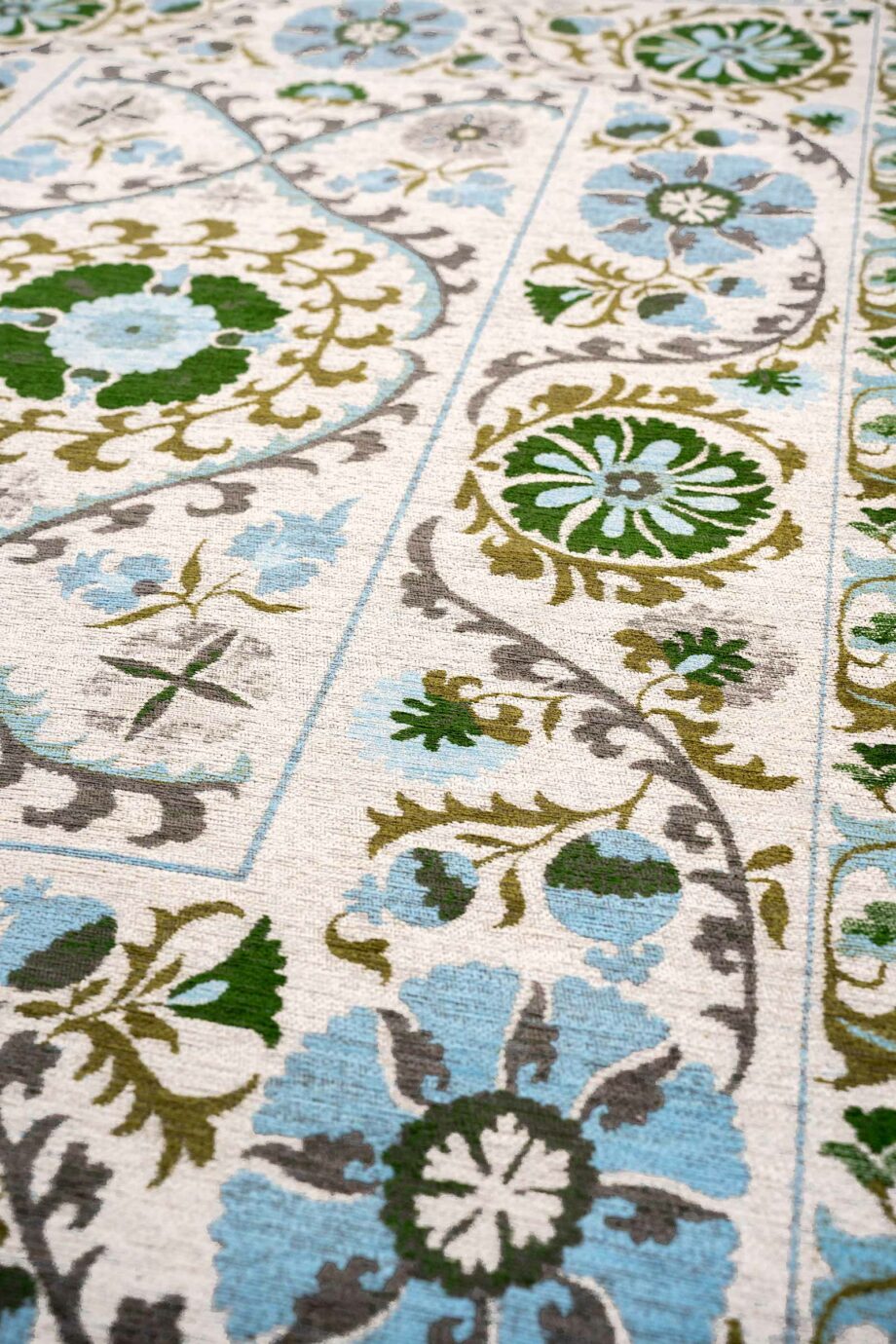 Louis De Poortere carpet Antiquarian Suzani 9732 Slavia zoom vertical