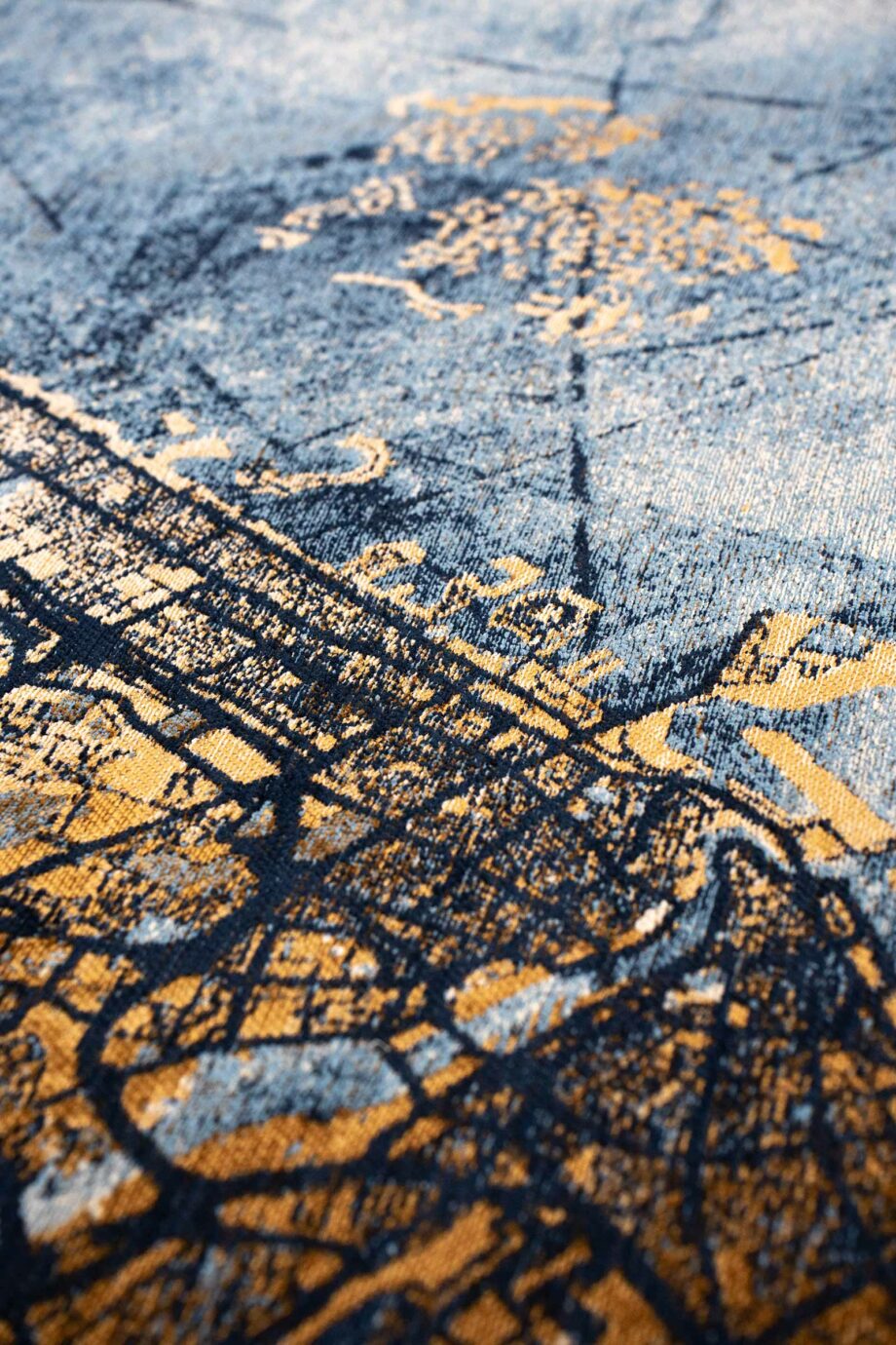 Louis De Poortere carpet Cities Dubai 9698 Gold Sea zoom vertical