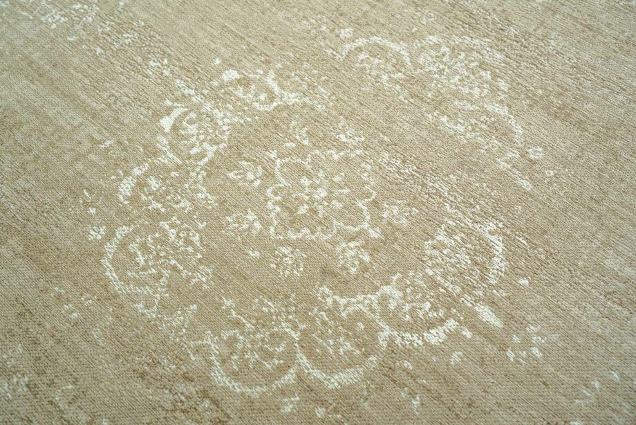Louis De Poortere carpet Fading World Medallion 9672 Milk Curry zoom 1