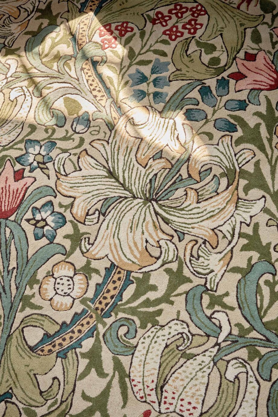 Morris Co Golden Lily Green Red 130107 interior D